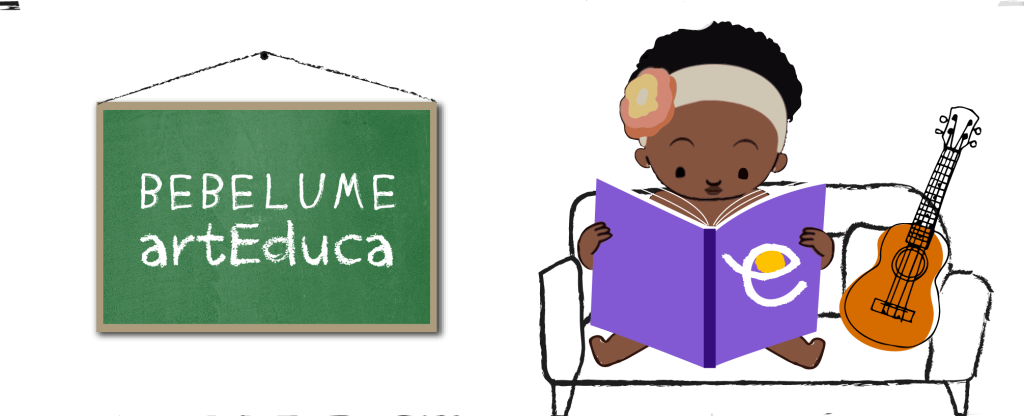 Criança sentada em um sofá lendo um livro roxo com o símbolo do Bebê Lume, ao lado de um violão. À esquerda, há um quadro verde com os dizeres 'Bebelume artEduca'.