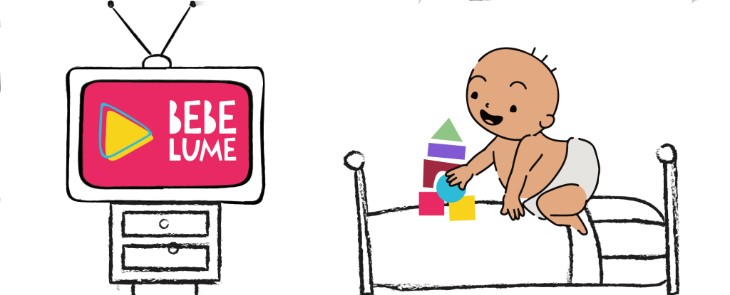 Bebê sentado em uma cama brincando com blocos coloridos enquanto assiste TV com o logotipo Bebê Lume na tela.