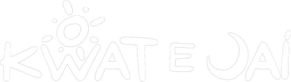 Letras simples, com traço preto fino e aspecto de desenho à mão. Traz um sol estilizado acima da letra “O”, reforçando atmosfera leve e natural.
