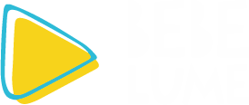 Logotipo do BebeLume composto por um triângulo arredondado amarelo com contorno azul, lembrando um botão de play. À direita, o nome “BEBELUME” aparece em letras maiúsculas brancas. O estilo é simples, infantil e luminoso.